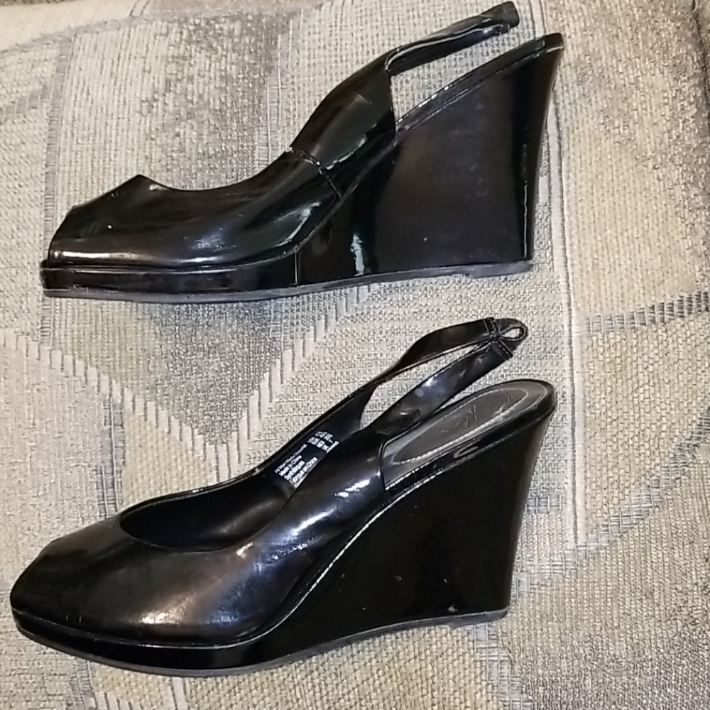 DEXFLEX 8.5 BLACK PATENT LEATHER WEDGE SLINGBACK